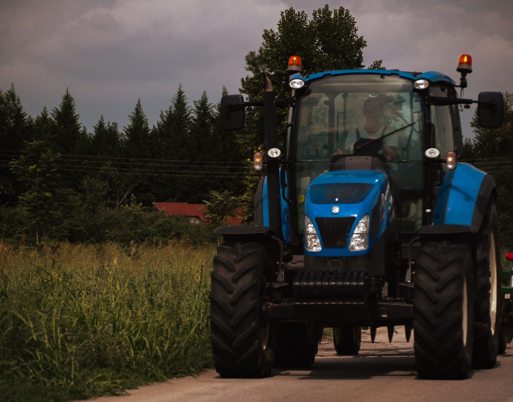 New Holland traktor jede na pole